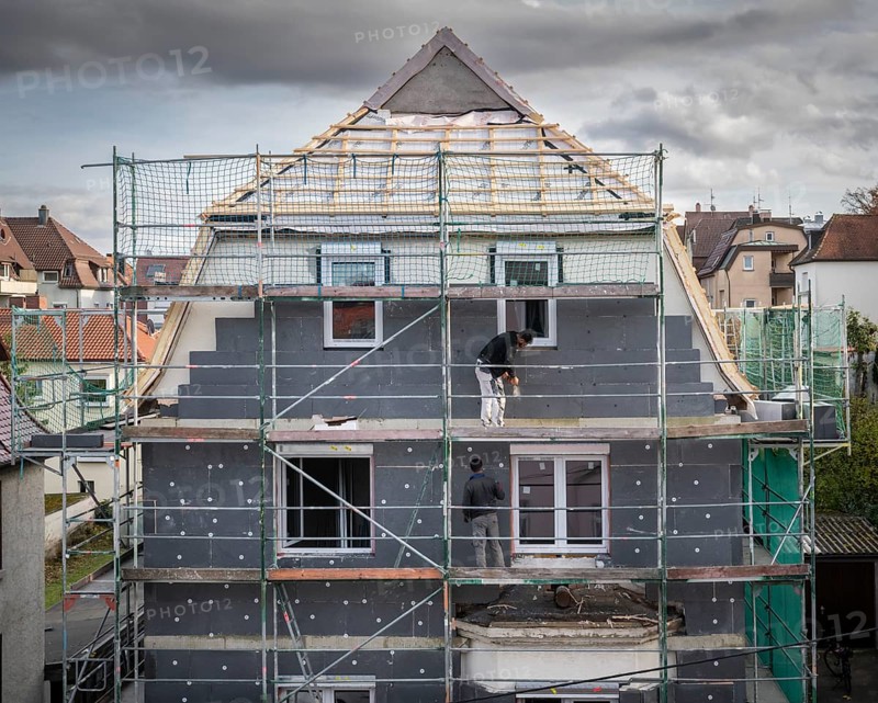 Energetic renovation of an apartment building, renovation of an old building, thermal insulation, new windows, new roof battens, scaffolding, Stuttgart