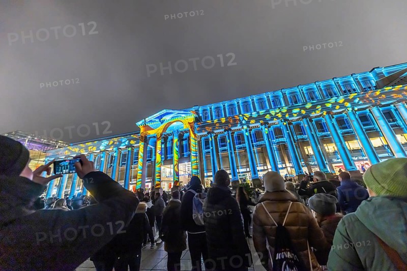 Stuttgart glows in 2025. Long shopping night in Stuttgart city center. A special attraction is the illumination of the Königsbau on Schlossplatz. The campaign was organized by the Stuttgart City Initiative (CIS) . Stuttgart, Baden-Württemberg, Germany