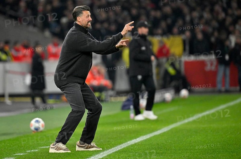 Coach coach Sandro Wagner FC Augsburg FCA gesture on the sidelines behind coach Sebastian Hoeness VfB Stuttgart MHParena, MHP Arena Stuttgart, Baden-Württemberg, Germany