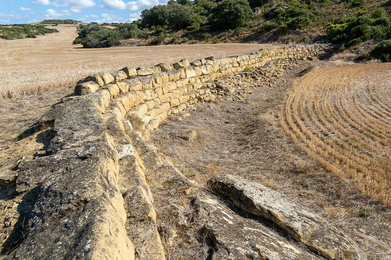 Presa de Cubalmena stone wall dam, Roman site of Los Banales, near Layana, Zaragoza province, Aragon, Spain