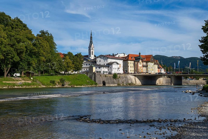 Old town with church of St. Mariä Himmelfahrt, river Isar, Bad Tölz, Upper Bavaria, Bavaria, Germany