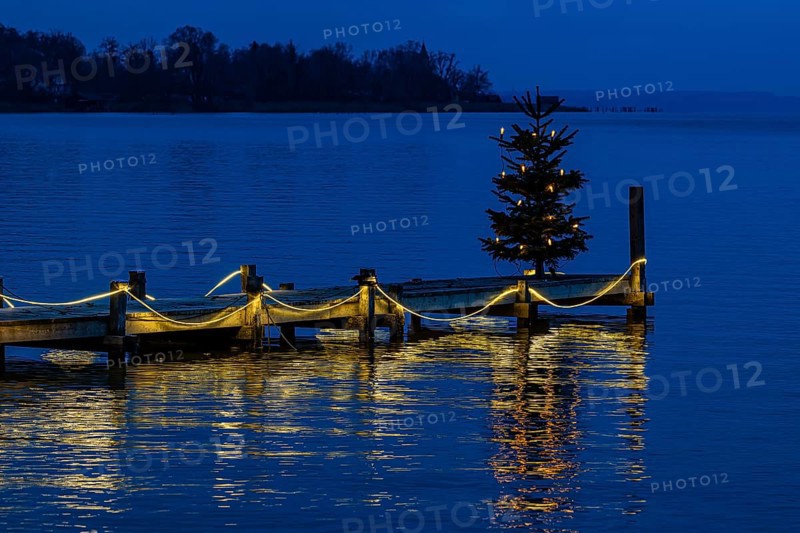 Illuminated Christmas tree at dawn, on an illuminated boat dock, Dießen am Lake Ammer, Upper Bavaria, Bavaria, Germany