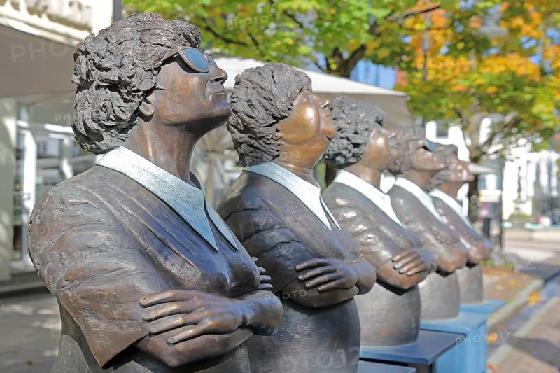 Unity sculpture - Persil remains Persil by Guido Messer 1993, modern art, five bronze sculptures looking up synchronously into the air, looking up, looking, sunglasses, crossed arms, row, series, cheerful, joy, curious, faces, blur of depth, Friedrichstraße, Balingen, Swabian Alb, Baden-Württemberg, Germany