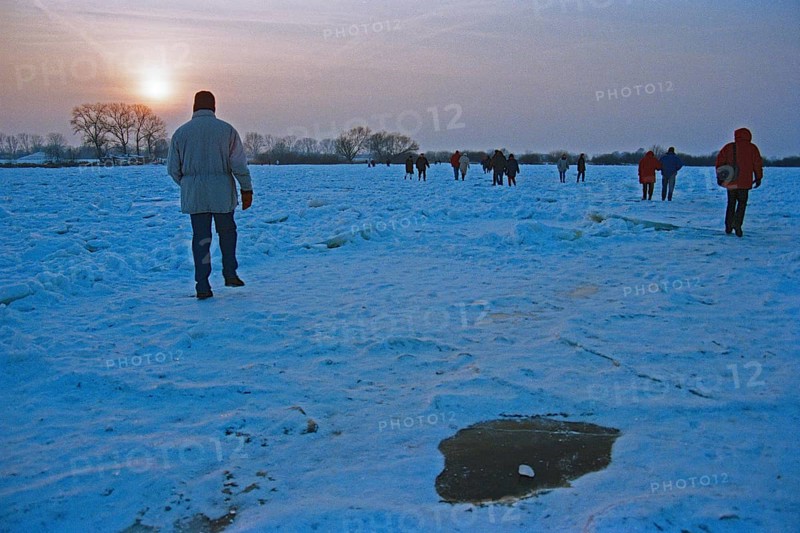 People walk across ice rink, sunset, frozen Elbe, Bleckede, Lower Saxony, Germany, February 9, 1996, vintage, retro, old, historic