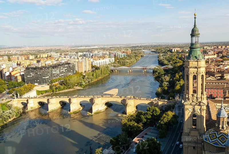 View looking down of historic Stone Bridge, Puente de Piedra, spanning the River Ebro, Zaragoza, Aragon, Spain
