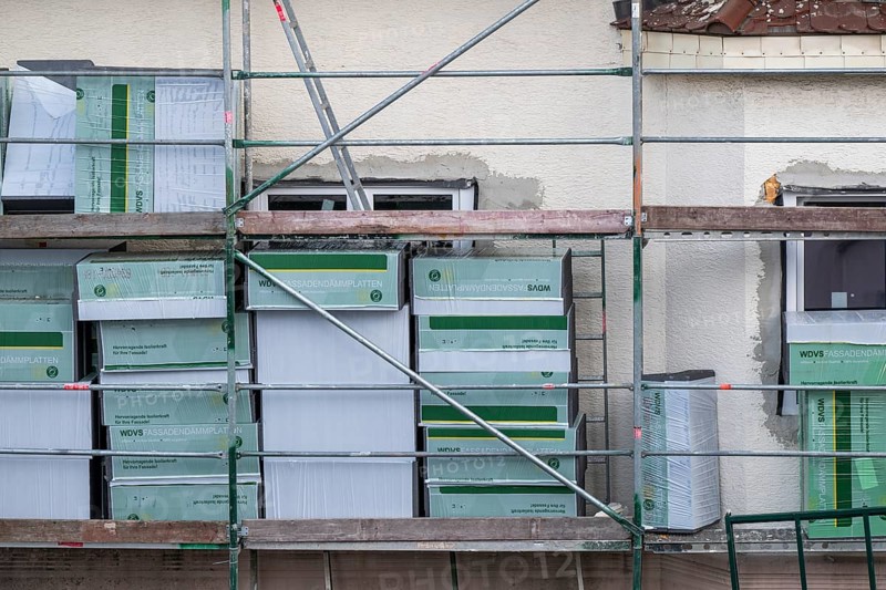 Energetic renovation of an apartment building, renovation of an old building, thermal insulation, new windows, scaffolding, Stuttgart, Germany