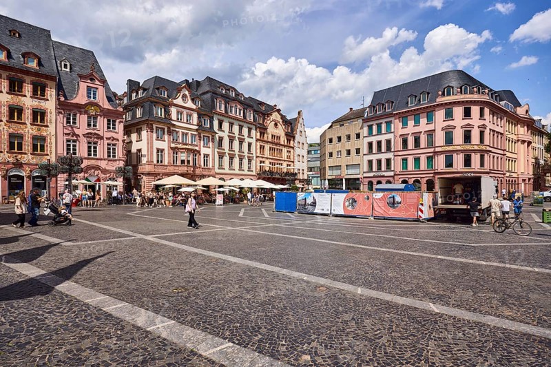 Square made of paving stones and marble slabs with pattern, row of houses, reconstructed historic buildings, outdoor area of a restaurant, lantern, pedestrians as a secondary motif, blue sky, cumulus clouds, cirrus clouds, nimbostratus clouds, market square, Mainz, state capital, district-free city, Rhineland-Palatinate, Germany