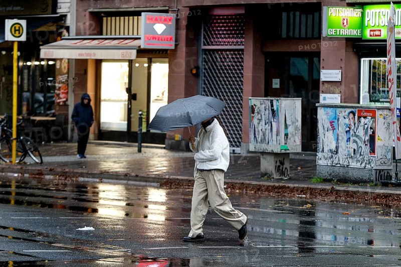 People in rain, Potsdamer Straße, Berlin, 30.10.2025, Berlin, Berlin, Germany