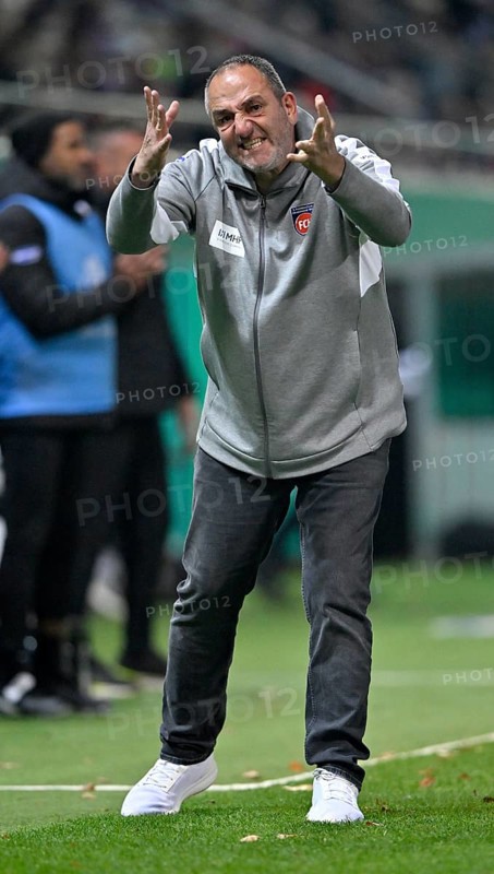 Coach coach Frank Schmidt 1. FC Heidenheim 1846 FCH on the sidelines gesture angry sour rebukes DFB-Pokal, Voith-Arena, Heidenheim, Baden-Württemberg, Germany