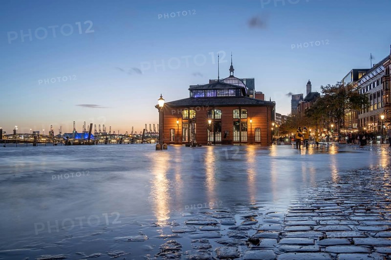 Storm surge (flood) of 24.10.2025 at the Hamburg fish market on the Elbe during the blue hour, Hamburg, Germany