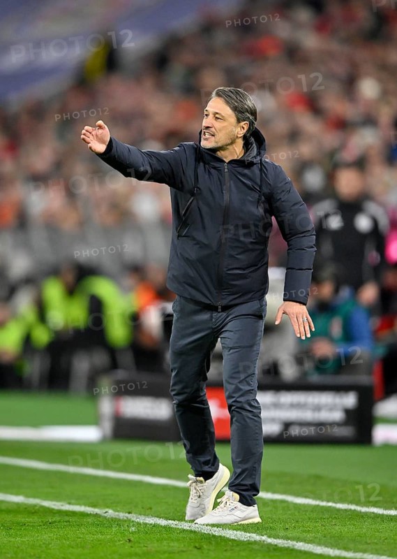 Coach Niko Kovac Borussia Dortmund BVB on the sidelines gesture gesture TV camera, German Classico, FC Bayern Munich FCB versus Borussia Dortmund BVB, Allianz Arena, Munich, Bayern, Germany