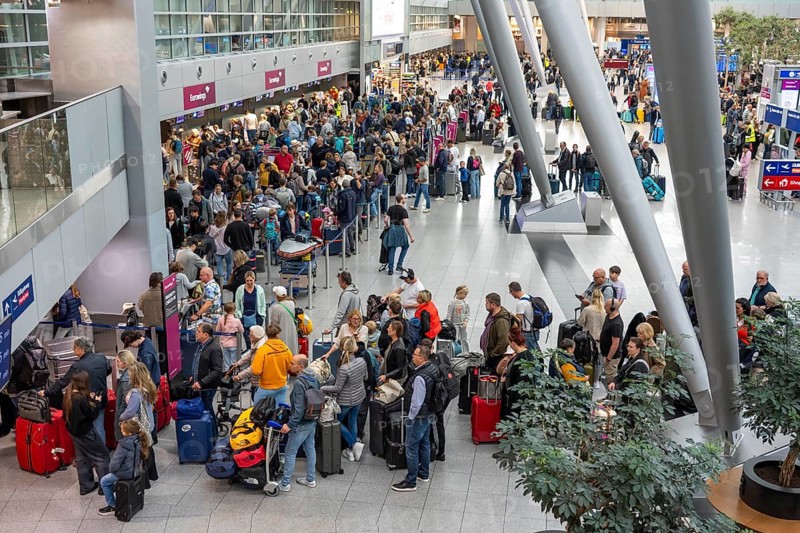 Full check-in hall, queues, Terminal B, many thousands of people take off on the first day of the North Rhine-Westphalia autumn holidays, at Düsseldorf Airport, but the waiting times were kept within limits, despite the large rush, North Rhine-Westphalia, Germany