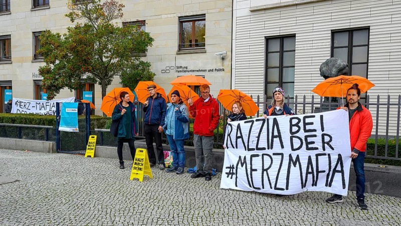 The New Generation symbolically organises a house search at the Family Business and Politics Foundation, Berlin, 10 October 2025