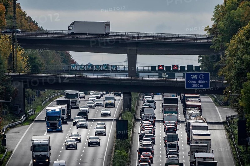 Traffic jam on the A3 motorway between the Hilden junction and the Mettmann junction, view to the south, traffic jam due to construction work, North Rhine-Westphalia, Germany
