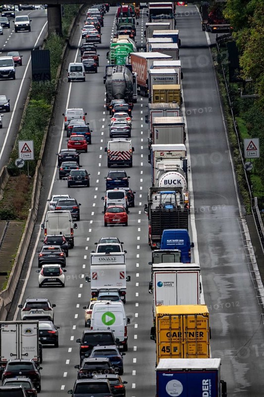 Traffic jam on the A3 motorway between the Hilden junction and the Mettmann junction, view to the south, traffic jam due to construction work, North Rhine-Westphalia, Germany