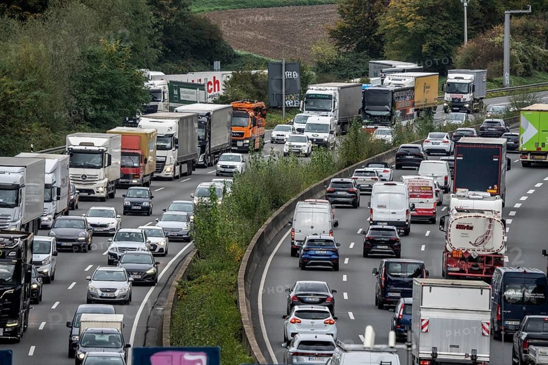 Traffic jam on the A3 motorway between the Hilden junction and the Mettmann junction, view to the north, traffic jam due to construction work, North Rhine-Westphalia, Germany