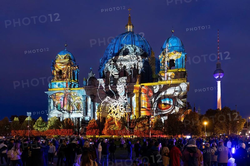 Berlin Cathedral with television tower, 21st BERLIN FESTIVAL OF LIGHTS, motto Let's Shine Together, light installations, 9 October 2025, Berlin, Germany, < english> 21st BERLIN FESTIVAL OF LIGHTS, motto Let's Shine Together, light installations, October 9, 2025, Berlin, Germany