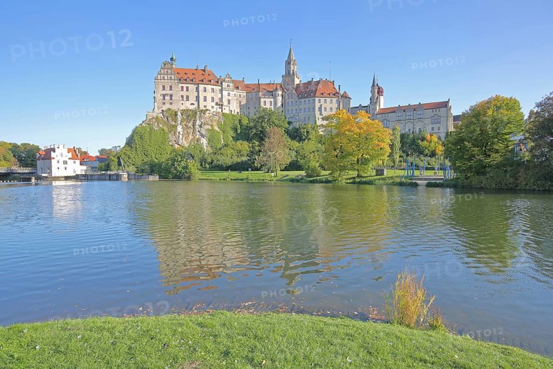 Hohenzollern Castle and Danube, river bank with autumn colours, landmark, castle, Sigmaringen, Swabian Alb, Baden-Württemberg, Germany