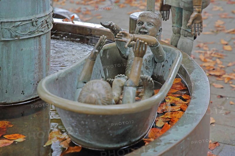 Galminus Fountain by Bonifatius Stirnberg 2009, modern art, Galminus Fountain, bronze sculptures, two children playing in a bathtub, bathing, Willy-Brandt-Platz, Rhineland, Stolberg, North Rhine-Westphalia, Germany