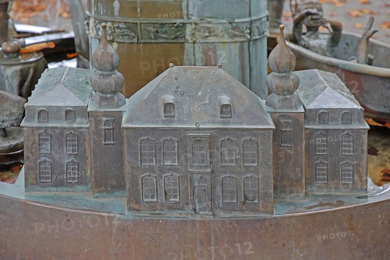 Galminus Fountain by Bonifatius Stirnberg 2009, modern art, Galminus Fountain, bronze sculptures, replica, miniature, historic copper courtyard, building, Willy-Brandt-Platz, Rhineland, Stolberg, North Rhine-Westphalia, Germany