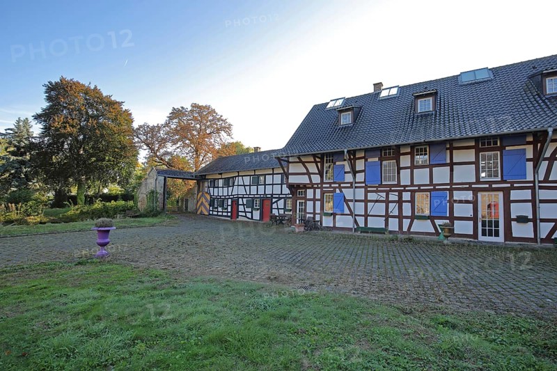 Half-timbered house in the inner courtyard of the Kleeburg castle built in the 14th century, moated castle, Weidesheim, Euskirchen, Vordereifel, Eifel, North Rhine-Westphalia, Germany