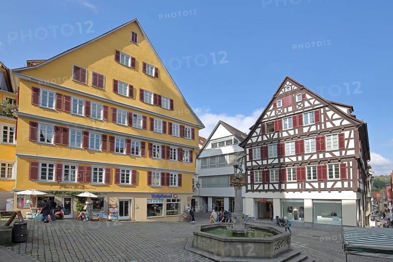 Yellow half-timbered house built in the 16th century, half-timbered houses and Georgsbrunnen, Holzmarkt, Tübingen, Neckartal, Baden-Württemberg, Germany