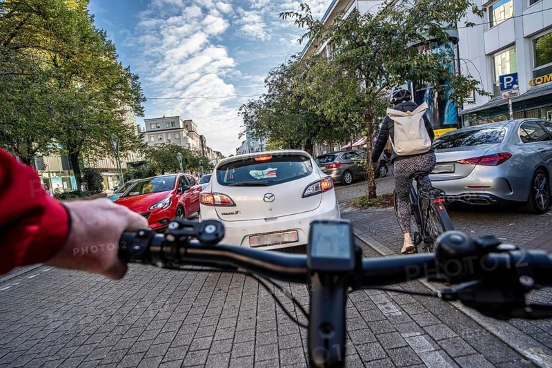 Cycling in the city, city centre road, cycle lane, two-wheeled traffic has priority, 30 km/h zone, cyclists' perspective, Essen, North Rhine-Westphalia, Germany