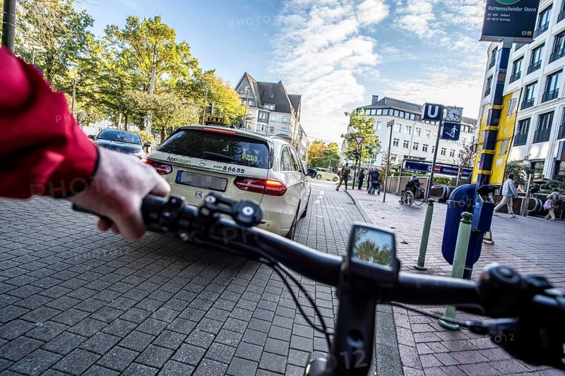 Cycling in the city, city centre road, cycle lane, two-wheeled traffic has priority, 30 km/h zone, cyclists' perspective, Essen, North Rhine-Westphalia, Germany