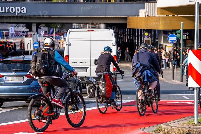 Cycle path, cycle lane, marked in red to draw the attention of motorists to the cycle path, between 2 lanes, Huyssenallee, in front of Europaplatz, in the city centre of Essen, North Rhine-Westphalia, Germany