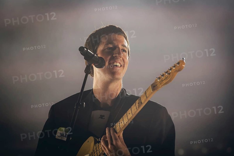 Jules Crommelin, Gitarrist von Parcels live in der Berliner Max-Schmeling-Halle am 04.10.2025