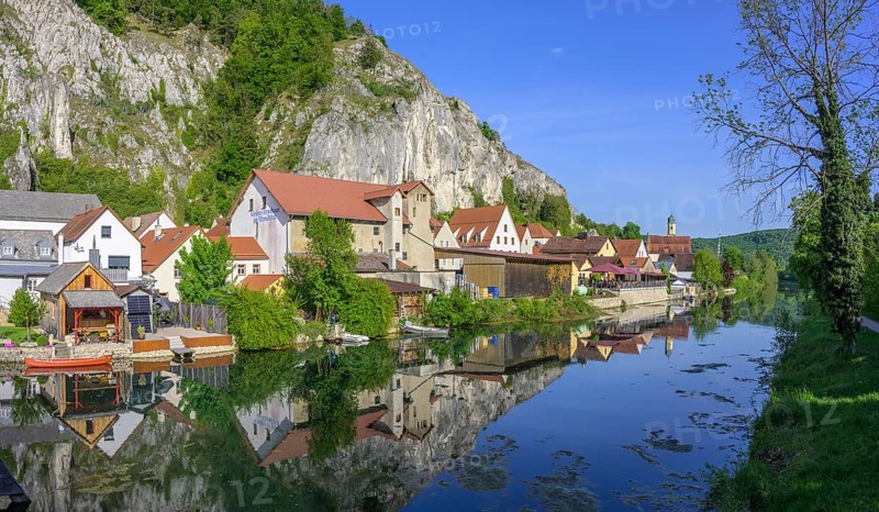Blick von der alten Holzbrücke auf den Ort, Essing, Bayern, Deutschland