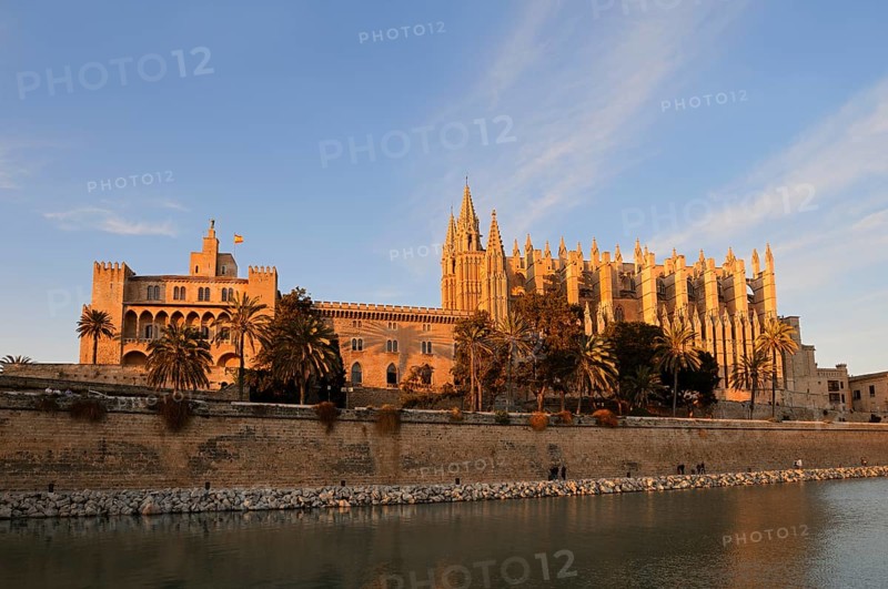La Seu Cathedral or Cathedral of St Mary and Almudaina Palace, Royal Palace of La Almudaina, Palma de Majorca, Majorca, Balearic Islands, Spain