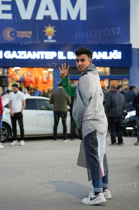 Gaziantep, Türkiye – May 28, 2023. Supporters of President Recep Tayyip Erdogan celebrate in the streets after his victory in the presidential election against rival Kemal Kiliçdaroglu. Erdogan received 52.18% of the vote in the runoff, securing his third presidential term, Gaziantep, Gaziantep, Türkiye