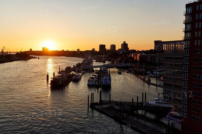 Hamburg harbour, view from the Elbphilharmonie over the Elbe at sunset, jetty, cranes of the container port on the horizon, Hamburg, Germany