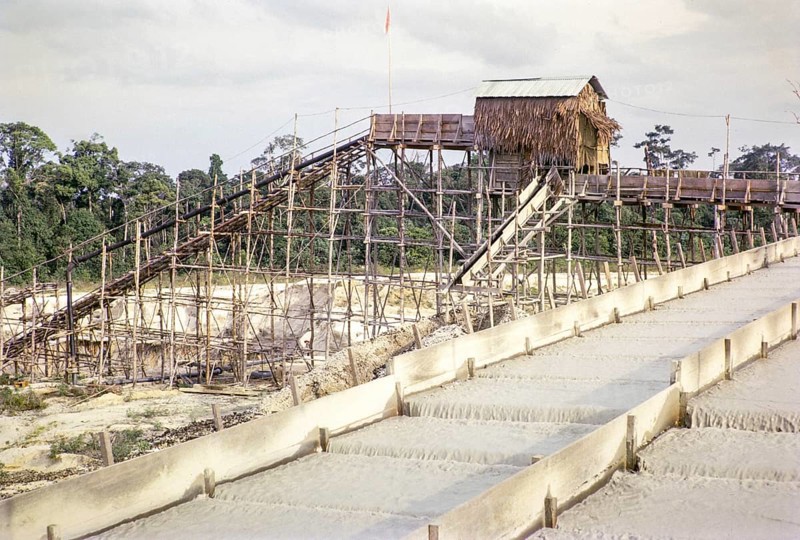 Open Cast gravel-pumping tin mine Malaya, Malaysia, south east Asia 1964 - Ore separation in the Palong, the palong acts as a processing sluice with riffles or bars
