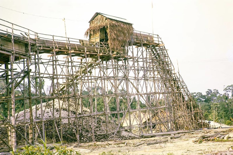 Open Cast gravel-pumping tin mine Malaya, Malaysia, south east Asia 1964 - pumping raises the slurry from the sump to an elevated wooden sluice level called a palong