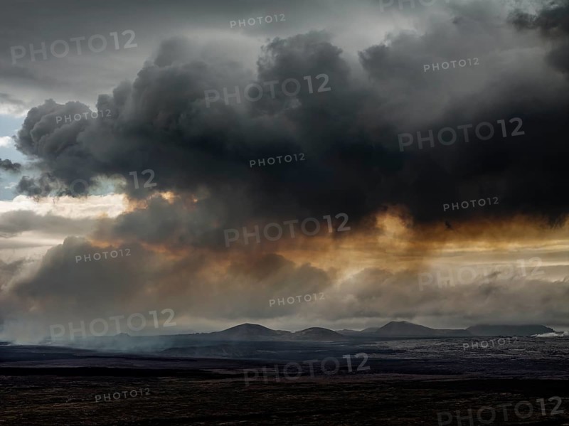 Lava, lava field, ash cloud, volcanic eruption, panorama, mountains, Sundhnúkur crater chain, July 2025, Reykjanes Peninsula, Iceland