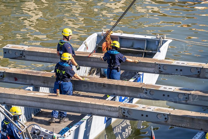 Construction of a multi-purpose pontoon, the specialist group for water hazards, in Düsseldorf, the motorised pontoon can be used as a ferry for people or equipment, as a working platform or bridge, during the major exercise FÜLEX25, lasting several days, of the THW, Technisches Hilfswerk, Landesverband North Rhine-Westphalia, over 3500 volunteers from the 127 North Rhine-Westphalia local associations practise many different deployment scenarios over 4 weekends