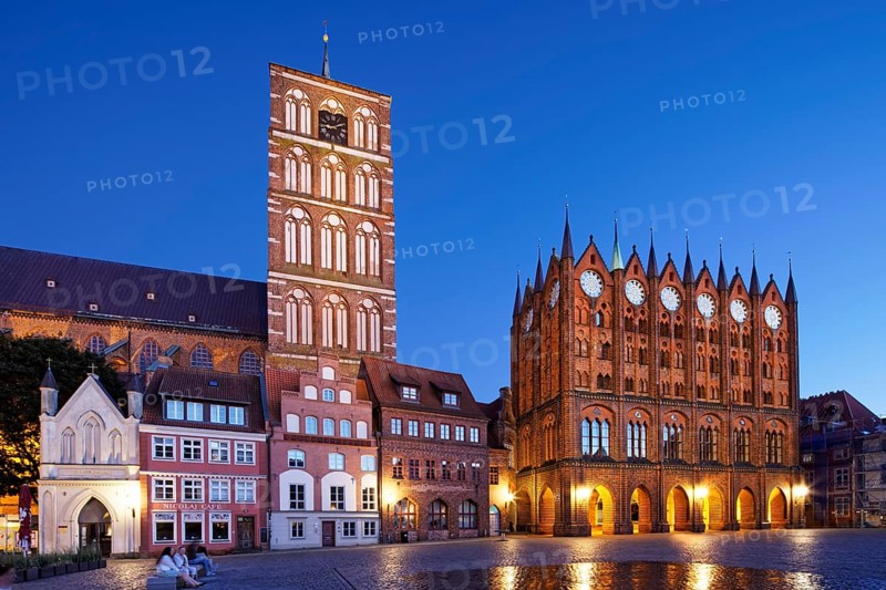Night view, left back St. Nikolai Church first mentioned 1276, 102 metres high, front left, white, entrance Nikolaikirche, next to it Bürgehäuser, right town hall start of construction approx. 1300, secular building, brick Gothic, Alter Markt, Old Town, UNESCO World Heritage Site, Hanseatic City of Stralsund, Mecklenburg-Western Pomerania, Germany