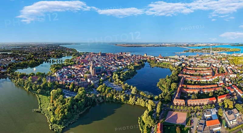 Aerial view, panorama, Knieperteich with fountain on the left, Kleiner Frankenteich at the bottom, Frankenteich on the left, Rügenbrücke over the island of Dänholm to the island of Rügen at the back right, Old Town with St. Mary's Church in front, Unesco World Heritage Site, Stralsund, Mecklenburg-Western Pomerania, Germany