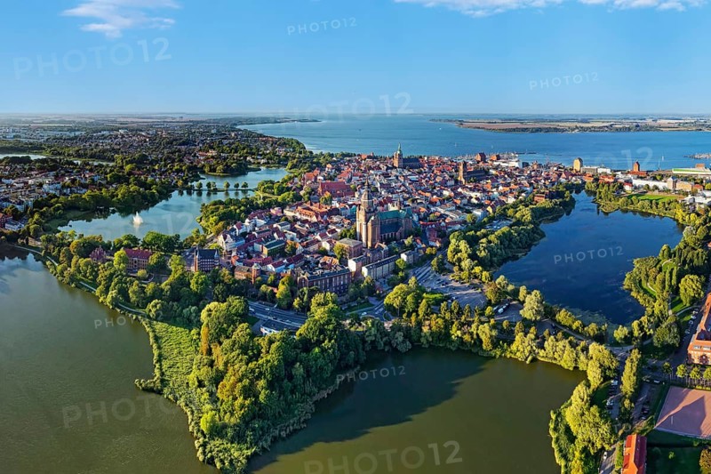 Aerial view, on the left Knieperteich with fountain, below Kleiner Frankenteich, on the left Frankenteich, behind Rügen Island, centre old town with St. Mary's Church in front, Unesco World Heritage Site, Stralsund, Mecklenburg-Western Pomerania, Germany