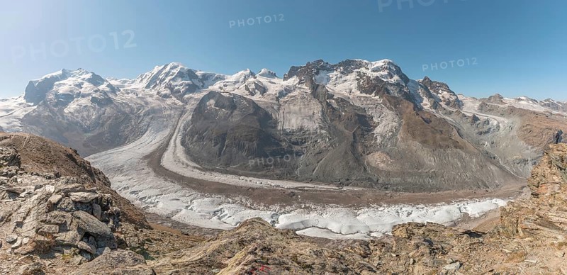 At dawn, the sun bathes the peaks of the Alps in a golden light and reveals stunning glaciers and rocky slopes. The tranquil atmosphere enhances the beauty of this natural wonder. Zermatt, Valais, Alps, Swiss