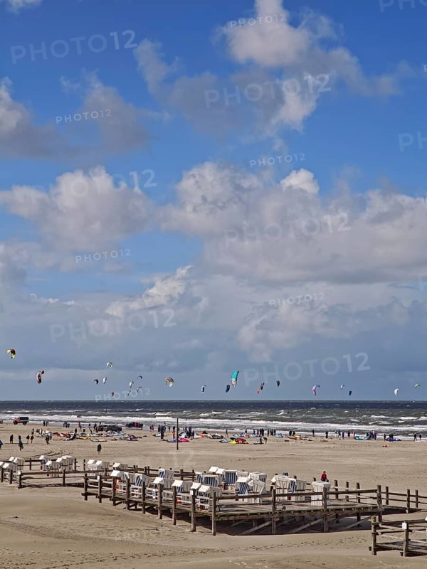 California kitesurfing Masters 2025, kitesurfing, strong wind, sport, pleasure, spectators, North Sea beach, blue sky, white clouds, summer, sun, sand, beach chairs, on the edge of the UNESCO World Heritage Site, Ording, Sankt Peter-Ording, Schleswig-Holstein, Germany