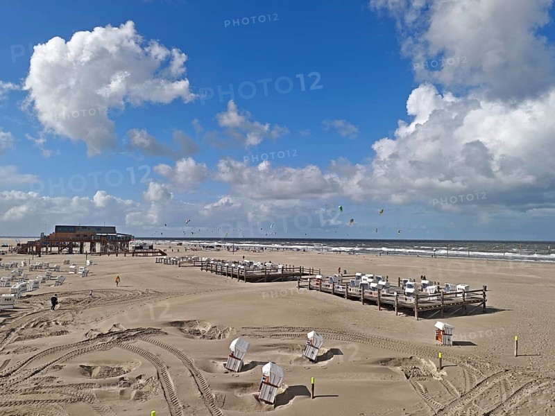 California kitesurfing Masters 2025, kitesurfing, strong wind, sport, pleasure, spectators, North Sea beach, blue sky, white clouds, summer, sun, sand, beach chairs, pile dwelling, on the edge of the UNESCO World Heritage Site, Ording, Sankt Peter-Ording, Schleswig-Holstein, Germany