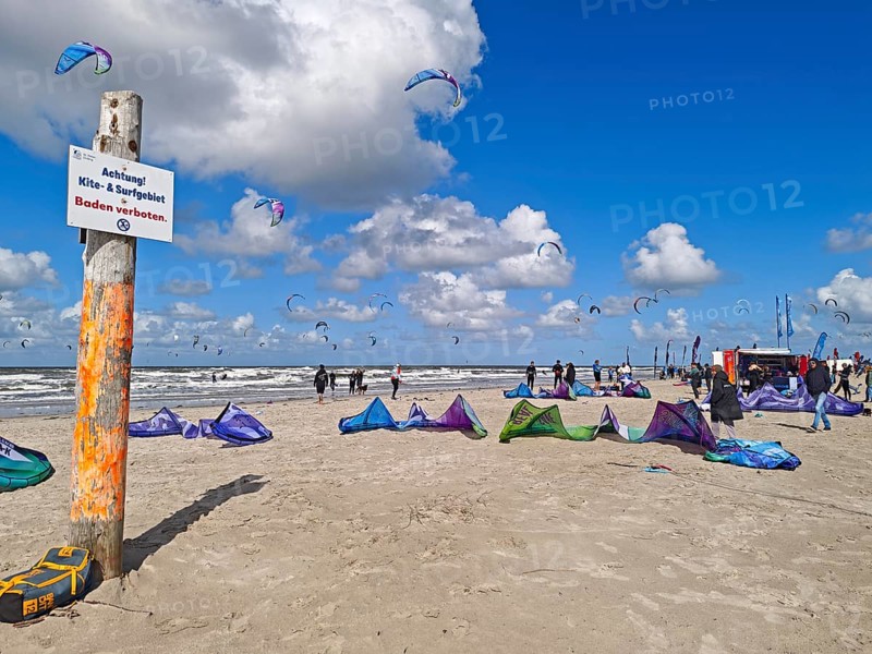 California kitesurfing Masters 2025, kitesurfing on the North Sea beach on the edge of the UNESCO World Heritage Wadden Sea, sports competition, strong wind, high swell, no swimming sign, whitecaps, summer, sun, blue sky, white clouds, Ording, Sankt Peter-Ording, Schleswig-Holstein, Germany