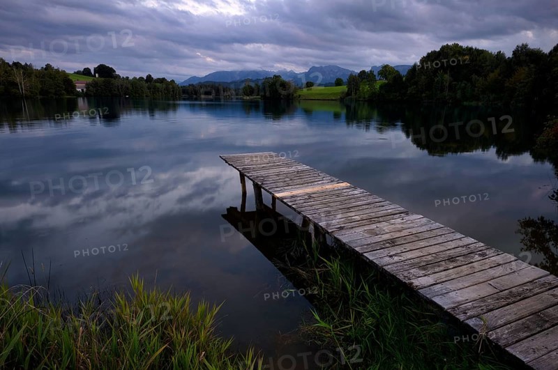 Bathing jetty, jetty, wooden jetty, jetty, leads into a lake, bathing lake, Schwaltenweiher near Seeg, Allgäu Alps, East Allgäu, Allgäu, Swabia, Bavaria, Germany