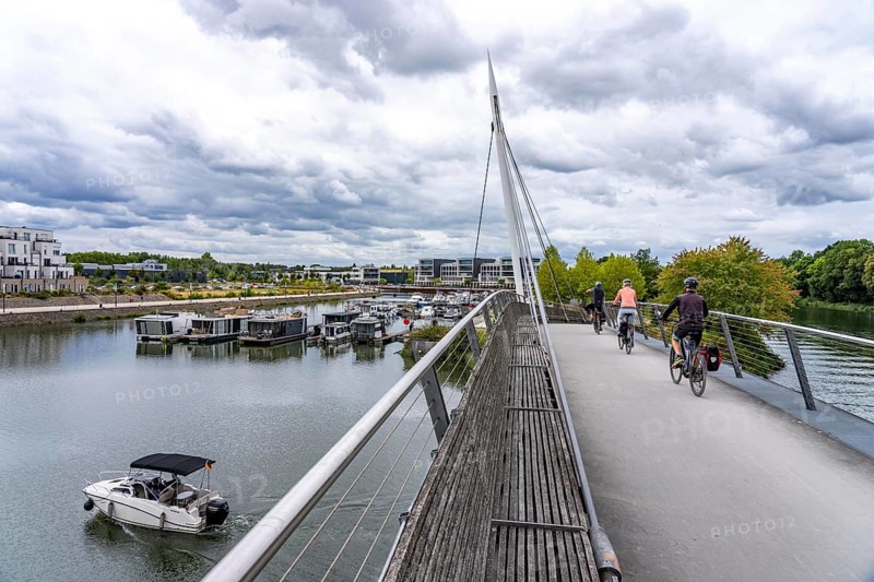 Cycle path, footpath at the new Graf Bismarck urban quarter on the Rhine-Herne Canal, residential and commercial development on the site of the power station of the former Graf Bismarck colliery, marina, on the canal, in Gelsenkirchen, North Rhine-Westphalia, Germany