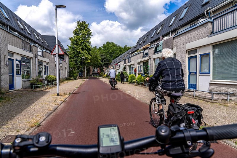 Cycling in the Dutch city of Houten, south of Utrecht, around 50, 000 people live here and work in the region, the traffic concept is consistently geared towards cycling, cars stay on the outskirts of the city districts, very well-developed cycling infrastructure, considered a model city in the Netherlands