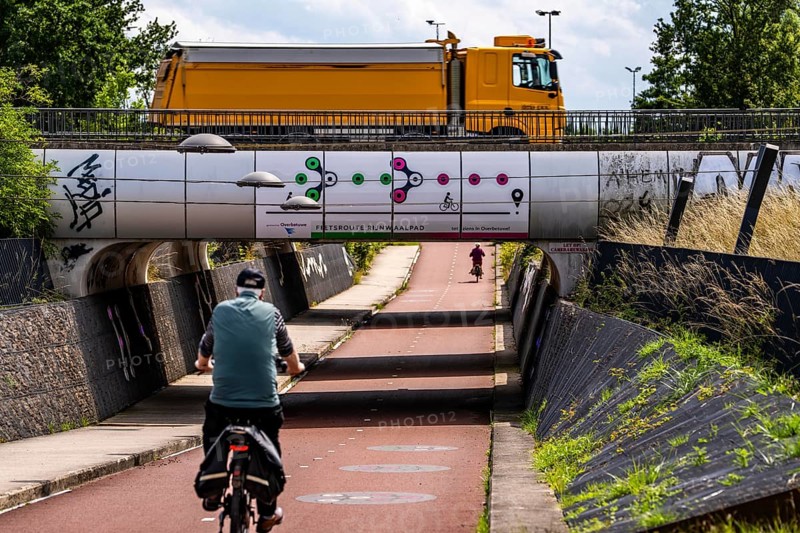 Rijnwaalpad long-distance cycle path, near the village of Elst, subway of the A15 motorway, wide cycle path, mostly crossing-free, 15.8 km long cycle path leads from Arnhem to Nijmegen on the Waal, Netherlands