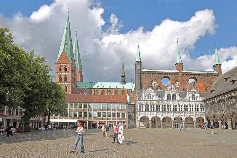 Town Hall and Gothic St, Marien Church, Brick Gothic, Brick Church, Tourists, Pedestrians, Market, Old Town, Lübeck, Schleswig-Holstein, Germany